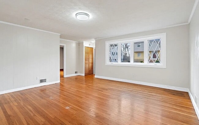 Building Photo - 32 Violet St