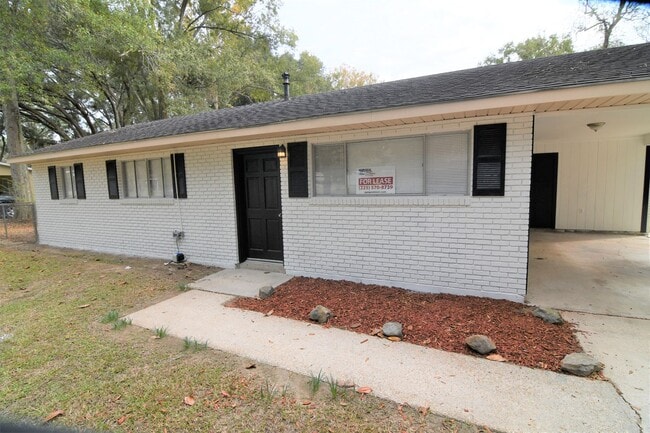 Building Photo - Newly Renovated!  3 bedroom, 1 bath home off Baker Blvd with easy access to Plank