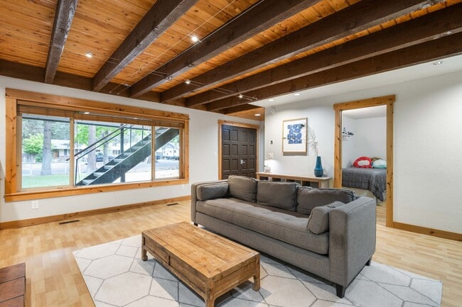 Building Photo - SW Bend Reverse-Living Home on .36 Acres | 5 Bedrooms | 3 Bathrooms