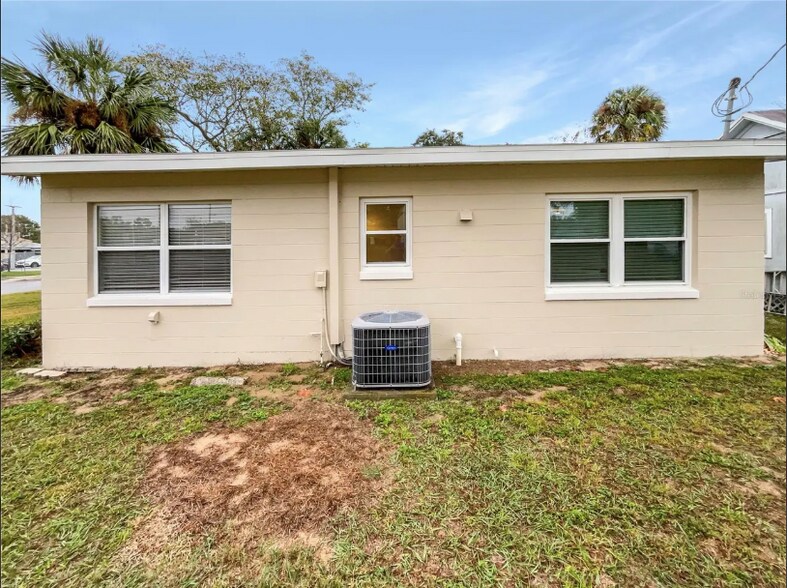 Building Photo - 930 School St