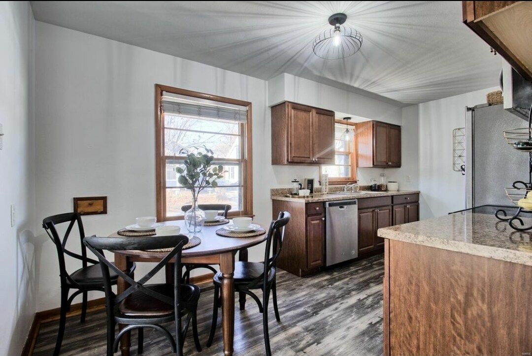 Building Photo - 340 S Benton St