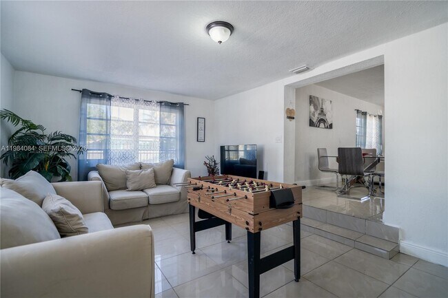 Building Photo - 690 E 10th Ave