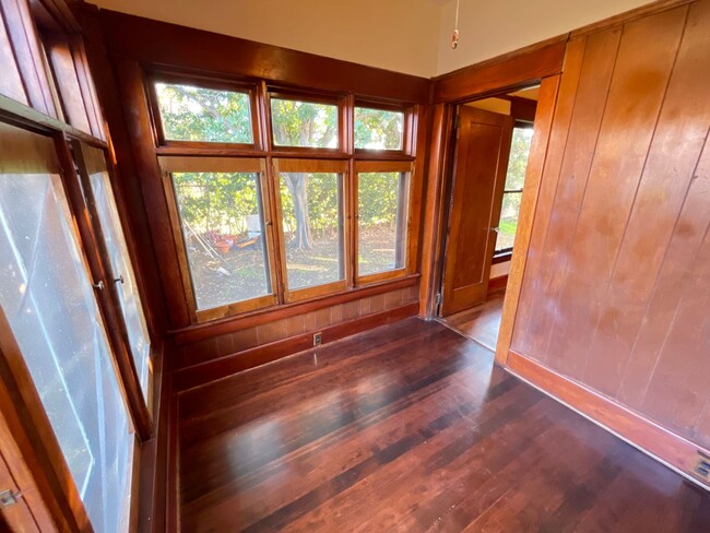 Building Photo - BEAUTIFUL CRAFTSMAN HOME IN SPRING VALLEY