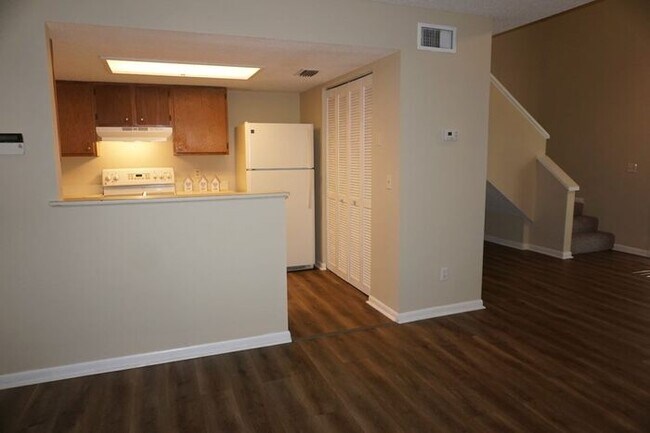 Building Photo - 2 Bedroom/2 Bath Townhome Near NAS Jax