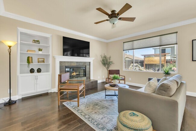 Building Photo - Looks like a model home! 5 Bed 3 Bath Roseville