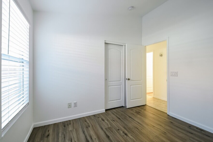 Building Photo - 9528 W Clara Ln