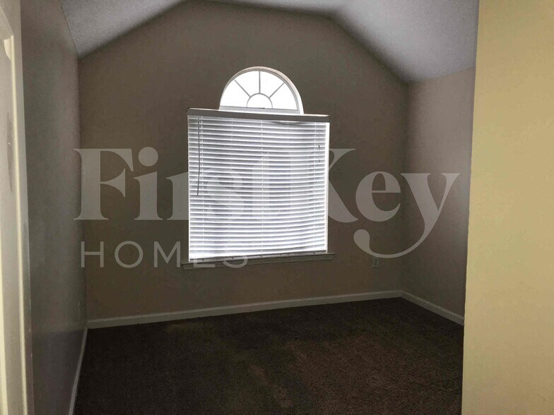 Building Photo - 7142 Queens Crown Ct