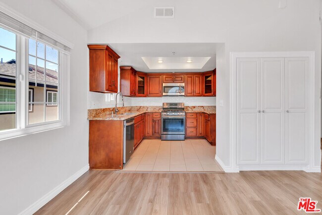 Building Photo - 119 E Beach Ave