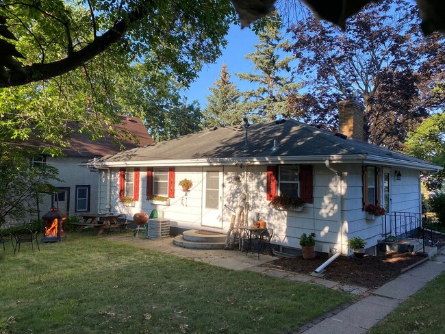 Building Photo - Charming NE Ranch w/ Two Car Garage