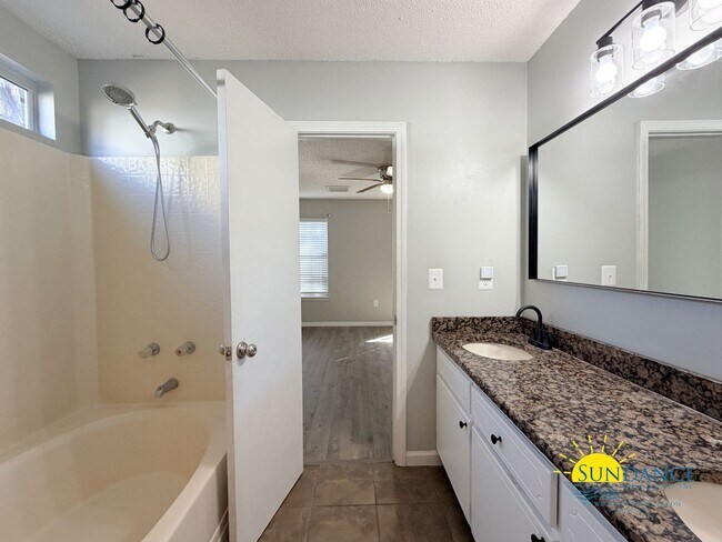 Building Photo - Stunning 3 Bedroom Home in Mary Esther!