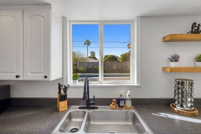 Building Photo - COMING SOON! Fully Furnished 3 Bedroom 3 Bathroom Home in Old Town Scottsdale