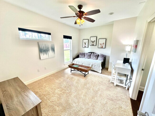 Building Photo - 206 E Pinehurst Dr