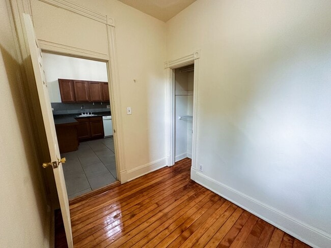 Building Photo - 4-BEDROOM DEPAUL UNIVERSITY APARTMENT – FIRST FLOOR