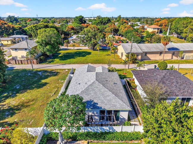 Building Photo - 341 Oak Aly