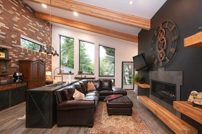 Primary Photo - 392 Buck Loop Rd