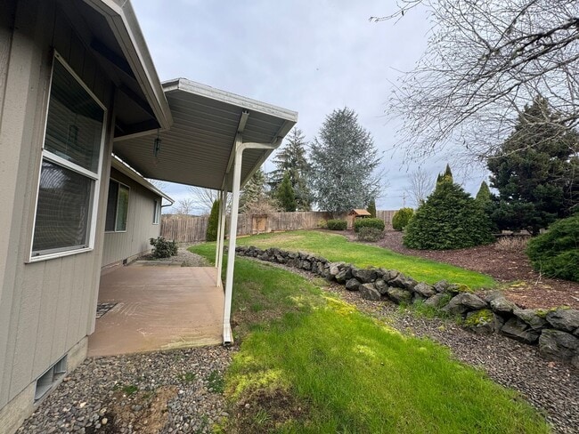 Building Photo - 3 bedroom 2 bath home in Sutherlin