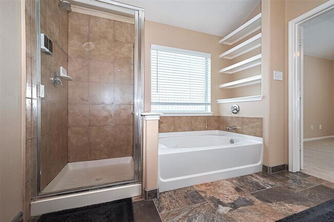 Building Photo - 2819 Lakecrest Way Dr