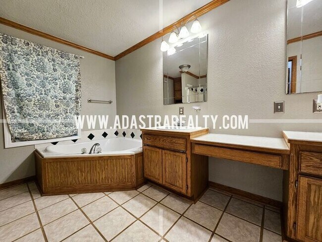 Building Photo - Spacious North Overland Park Bungalow-Available in FEBRUARY!!