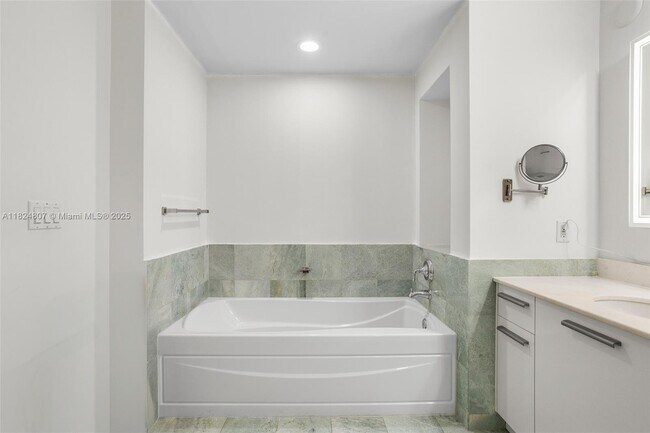 Building Photo - 1060 Brickell Ave