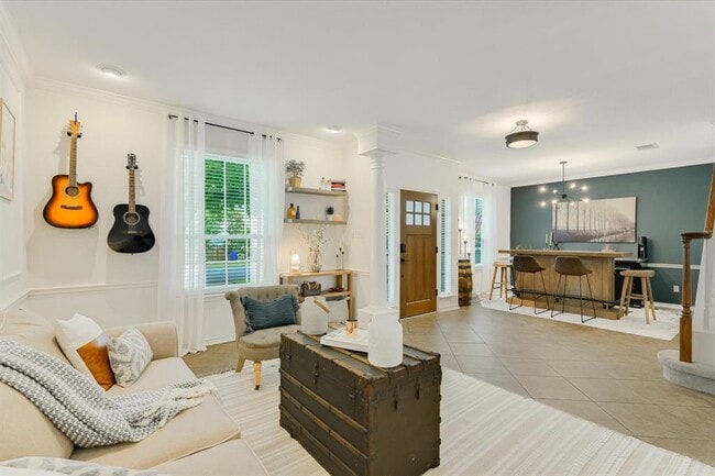 Building Photo - 803 Crocus Dr