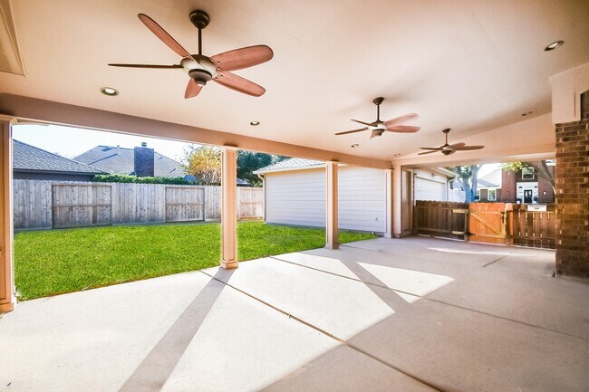 Building Photo - 4402 Jamaica Dr