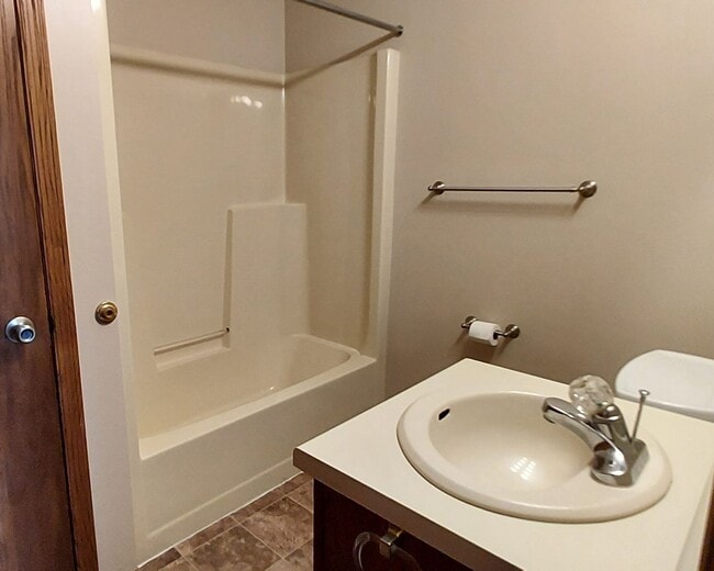 Building Photo - Nice 2 Bedroom 2 Bathroom Townhome in Some...