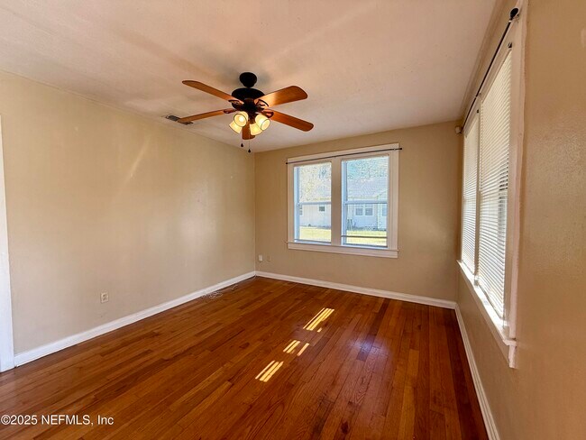 Building Photo - 625 Meteor St