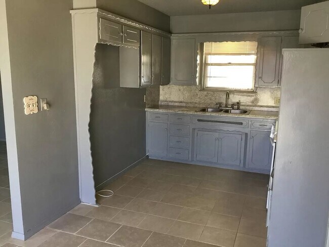 Building Photo - 1/2 OFF FIRST MONTHS RENT!  Great 3 Bed 1 ...