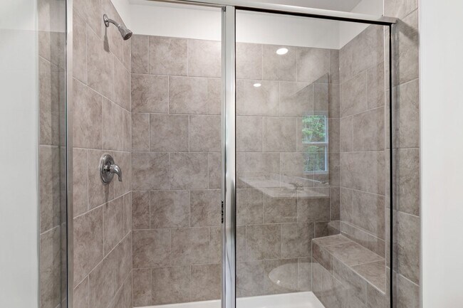 Building Photo - Updated 3BR Townhome with Pool and Spaciou...