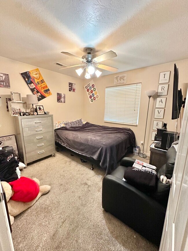 Building Photo - Charming 3 Bed, 2 Bath Home!