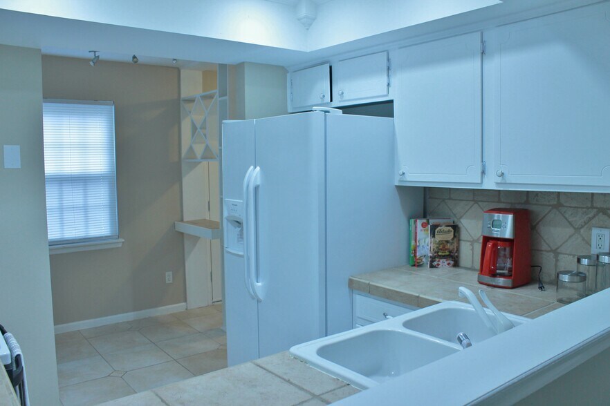 Building Photo - 7825 Renaissance Ct