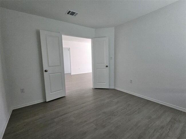 Building Photo - 400 Camargue Dr