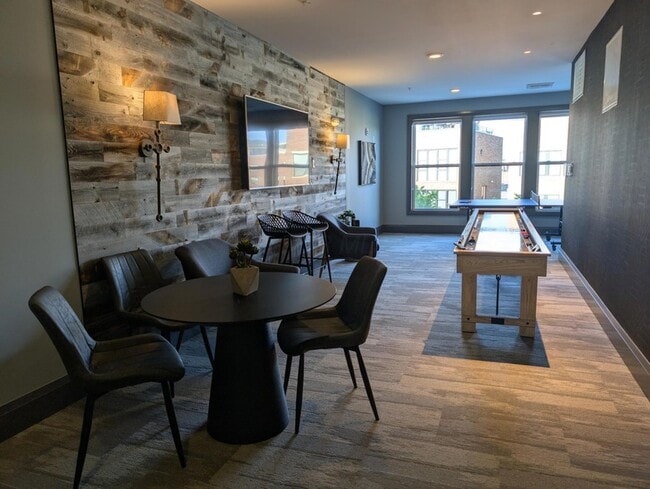 Building Photo - 751 N 6th St