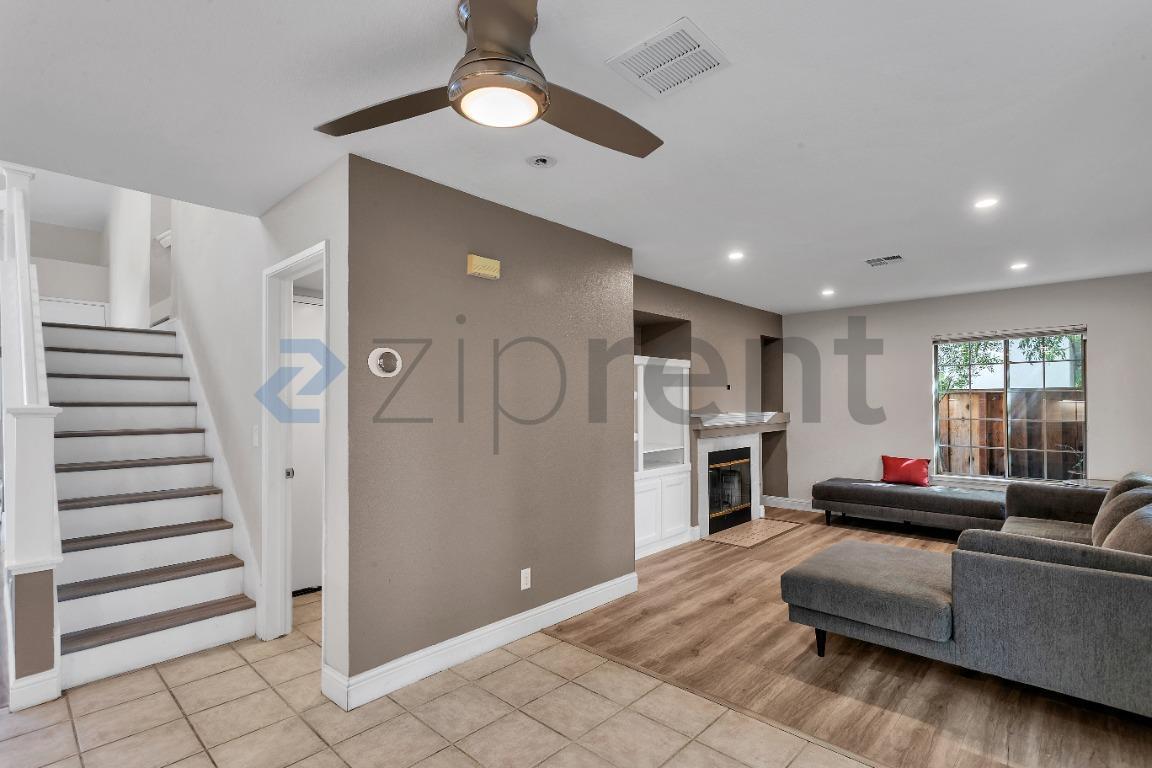 Building Photo - Unit