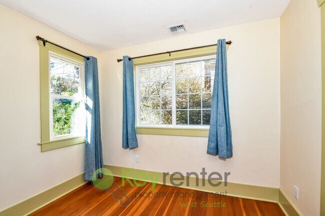 Building Photo - Executive Style 5 Bedroom with Garage and Outdoor Space