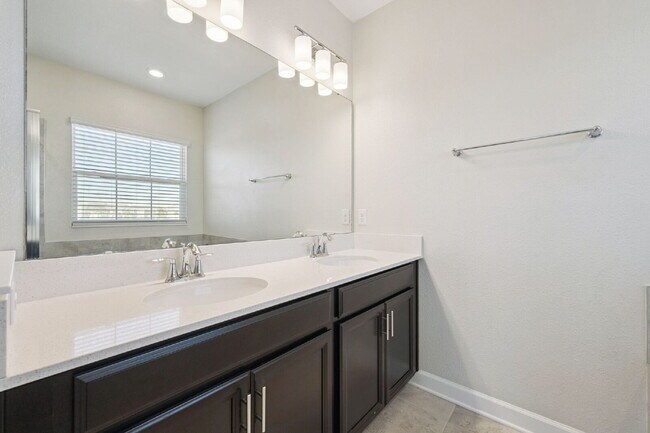 Building Photo - Spacious 3-Bedroom, 2.5 Baths Townhouse Retreat in Prime Orlando Location!