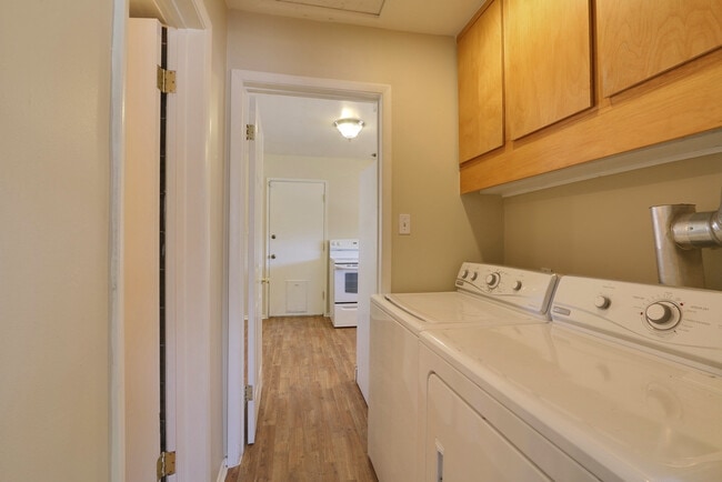 Building Photo - Spacious 3Bed/2Bath, 1-Story Ranch Home lo...