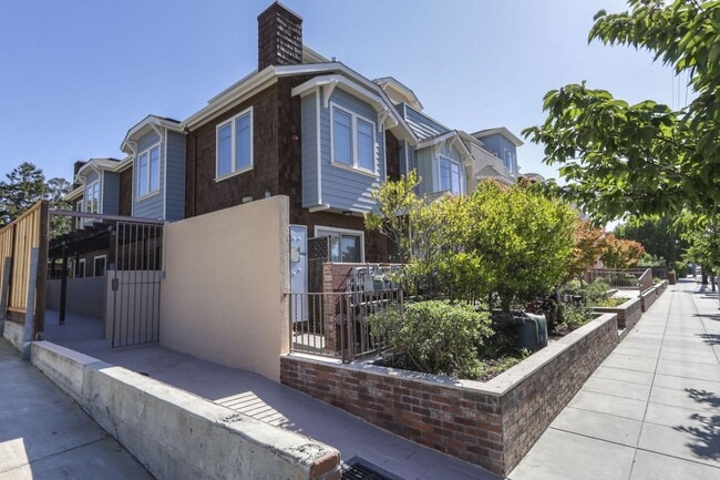 Building Photo - Open and Bright 2 bed/ 1.5 bath town-home ...