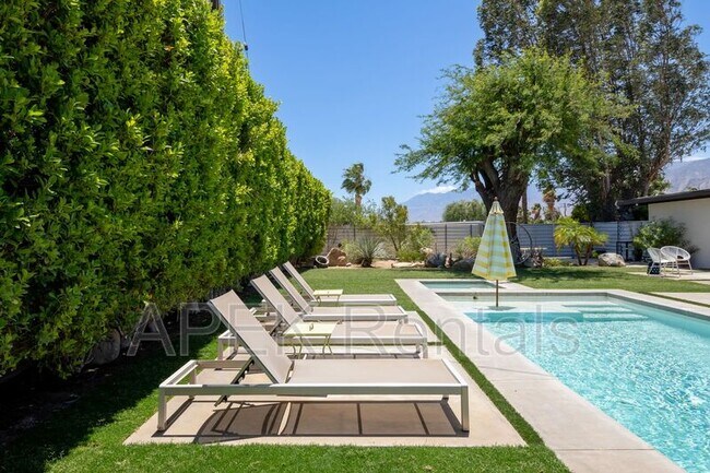 Building Photo - 2204 W Acacia Rd