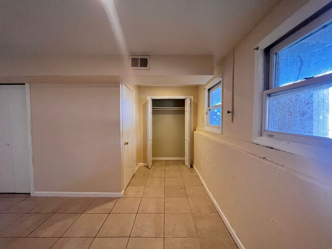 Building Photo - Spacious 3 bedroom Town House!