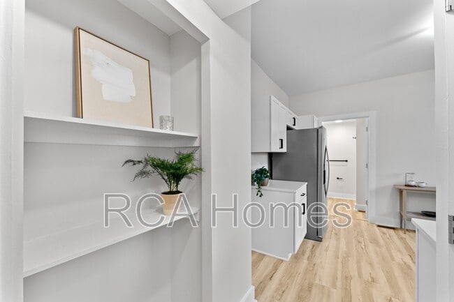 Building Photo - 20 N Gray St