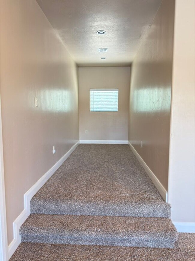 Building Photo - Gorgeous 6 Bedroom Home in Washington!