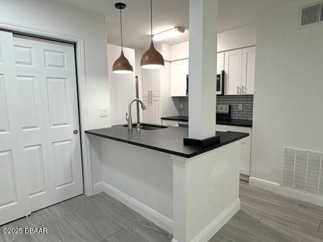 Building Photo - 1401 S Palmetto Ave