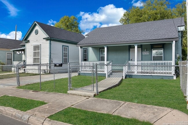 Building Photo - 2209 N Flores St