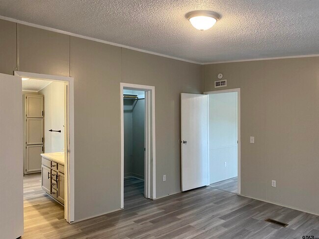 Building Photo - 22942 Shell Shore Dr