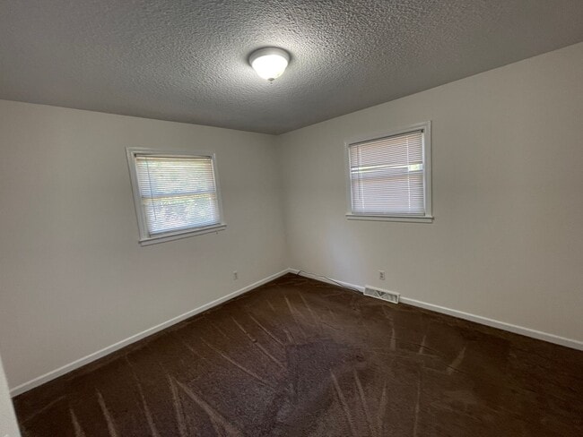 Building Photo - Freshly painted 3 bedroom 1.5 bath house with very large yard!  Pet Friendly!