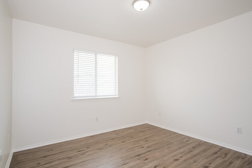 Building Photo - 105 Lucy Cove