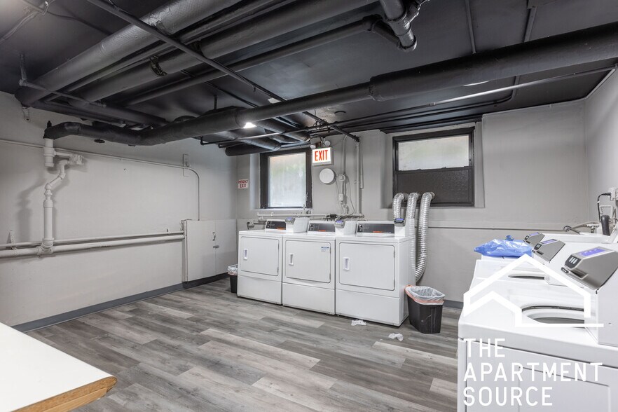 Building Photo - 717 W Belmont Ave