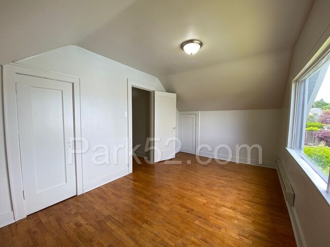 Building Photo - Beautiful 4 Bedroom in North Tacoma!