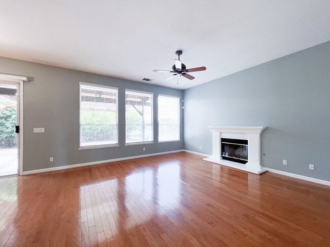 Building Photo - Spacious Single Story 3 Bd, 2 Ba Home in S...